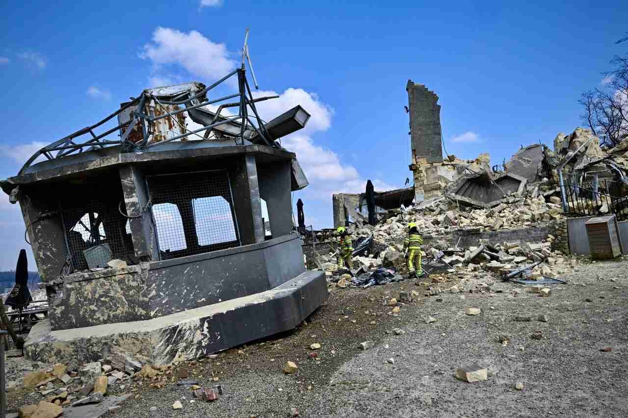 De ravage na de instorting van de Wilhelminatoren