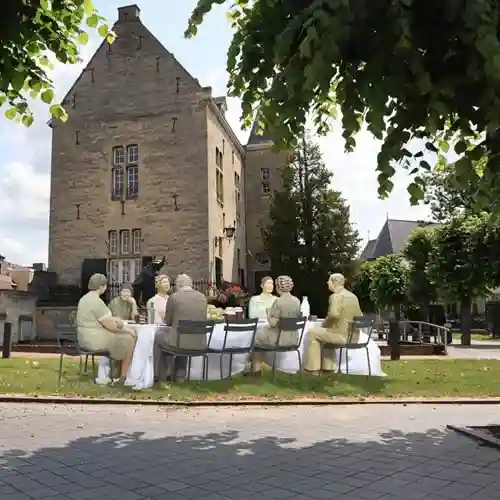 Alltagsmenschen met hond in een historische straat in Valkenburg