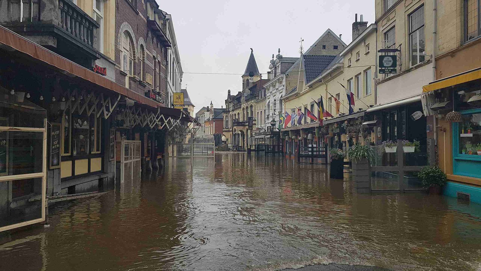 Overstroomde Grotestraat in Valkenburg centrum tijdens de watersnood van 2021