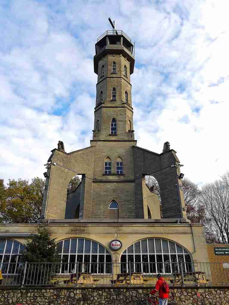 De Wilhelminatoren, een bezienswaardigheid met uitzicht over Valkenburg en het Heuvelland