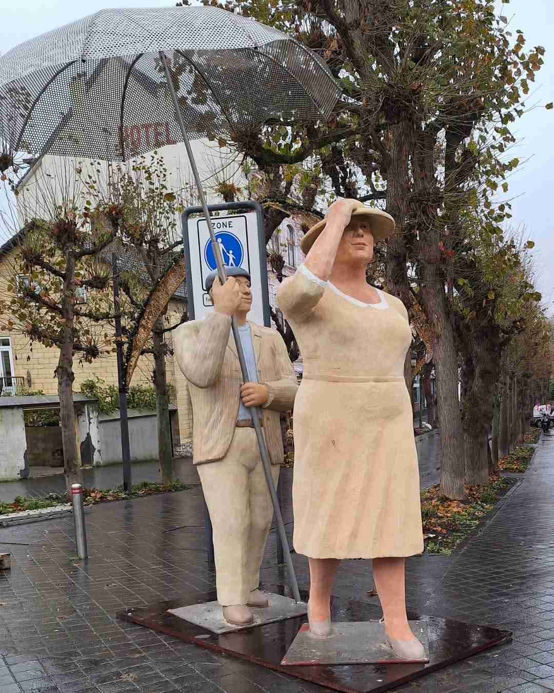 Alltagsmenschen in Valkenburg: betonnen stel onder een paraplu