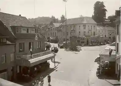 Wielrenner beklimt de steile Cauberg, een iconische fietsroute in Valkenburg