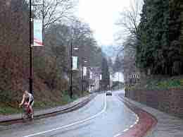 Een wielertoerist bedwingt de Cauberg