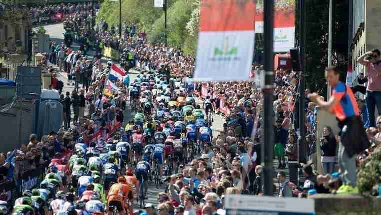 Wielerfans langs de route van de Amstel Gold Race
