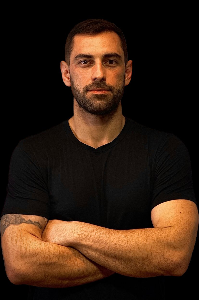 Mateus Nunes de braços cruzados