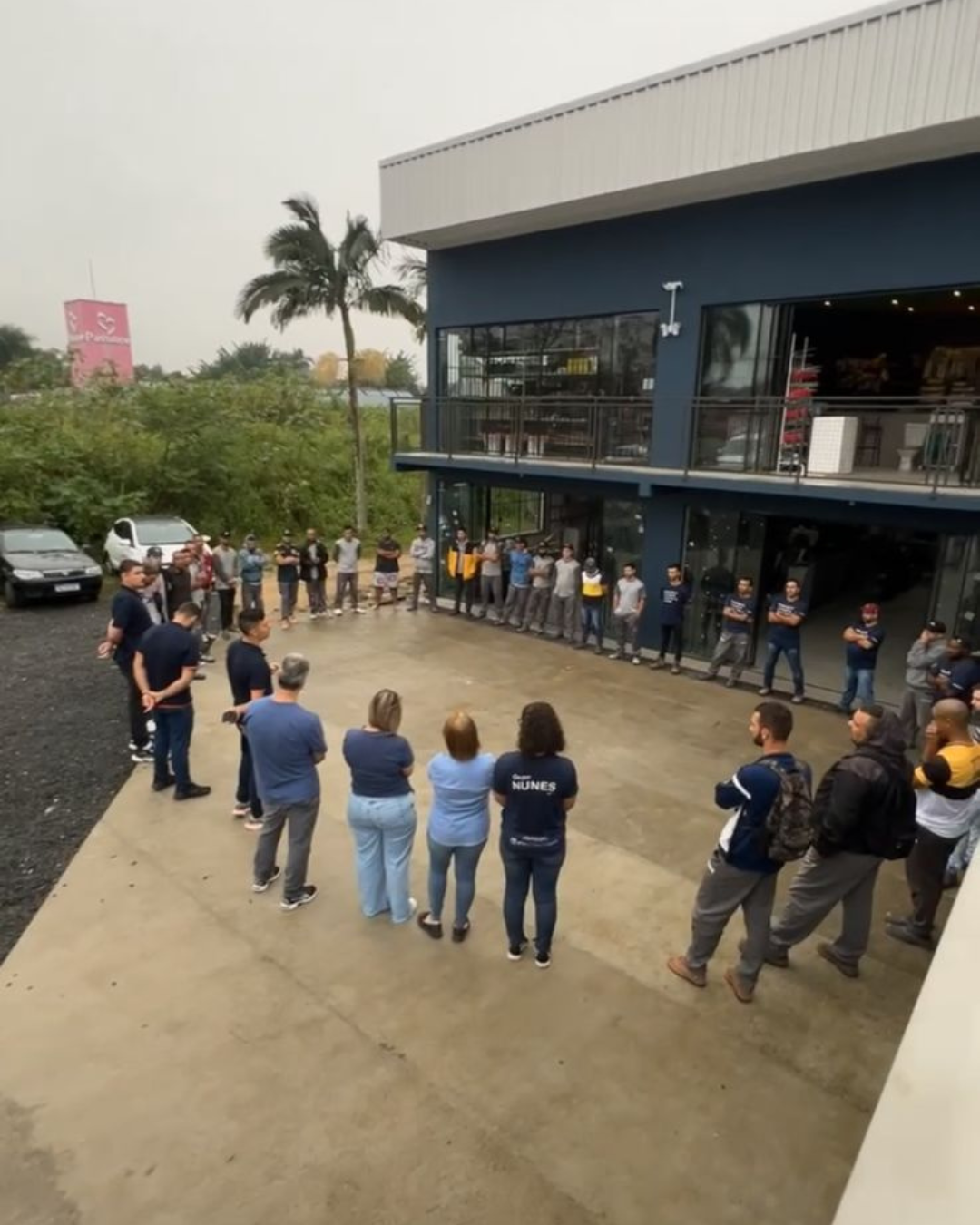 Equipe de Mateus Nunes reunida em frente à empresa