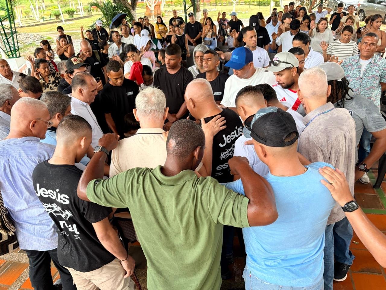 Comunidad reunida en oración durante el programa residencial