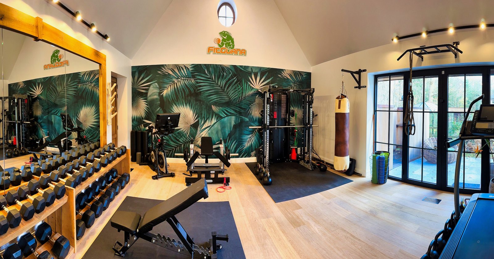 The private personal training gym in Loppem, equipped with free weights and cardio machines