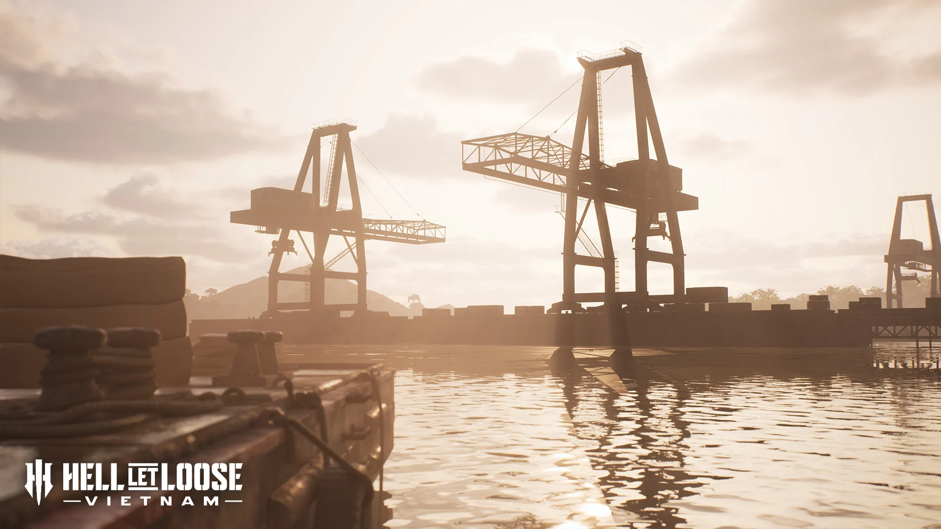 Cam Ranh Port com guindastes no porto ao entardecer