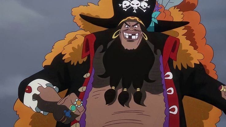 Barba Negra, personagem de One Piece, sorrindo com seu chapéu pirata e casaco preto