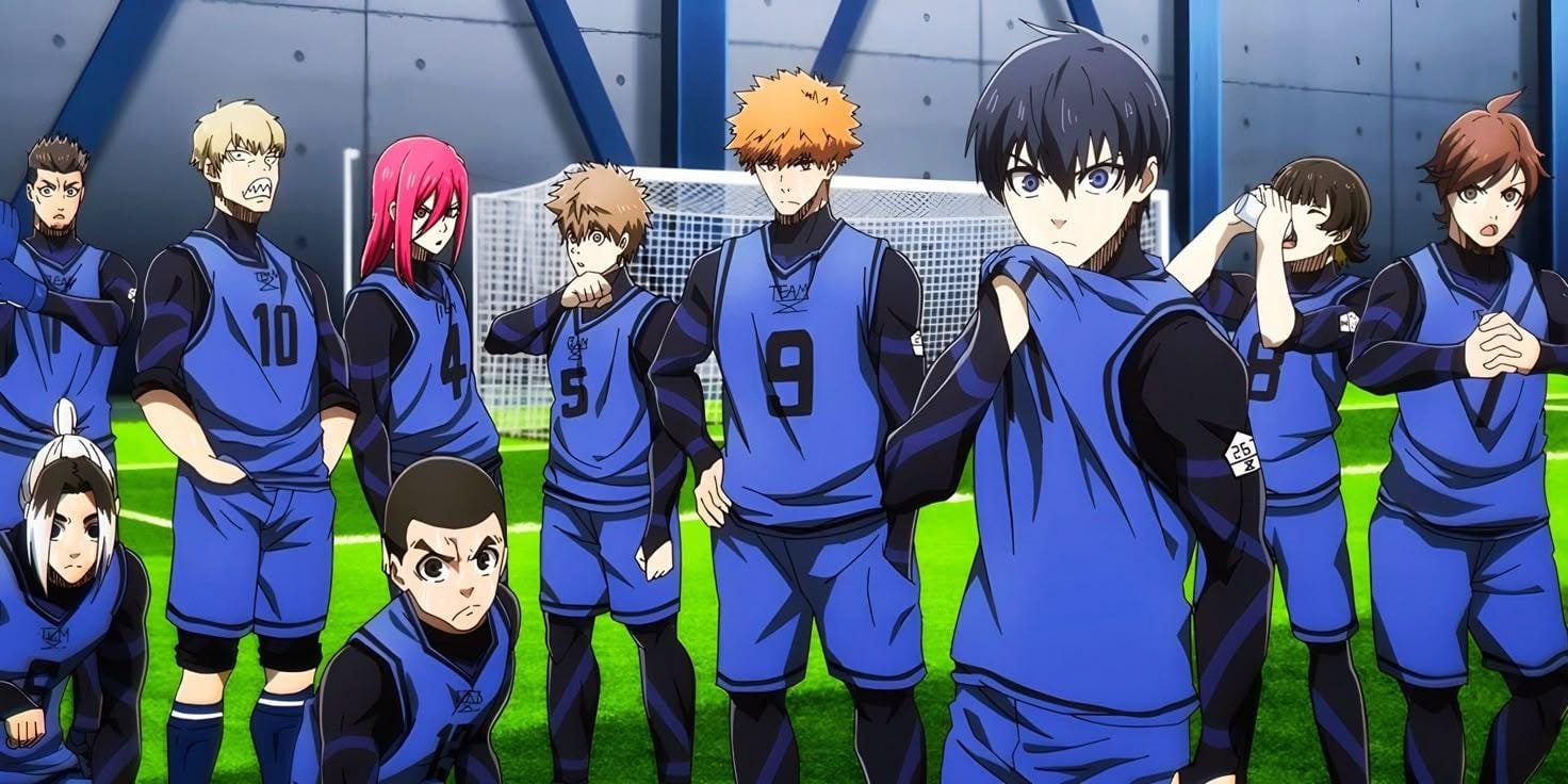 Equipe de Blue Lock em uniformes azuis no campo de futebol