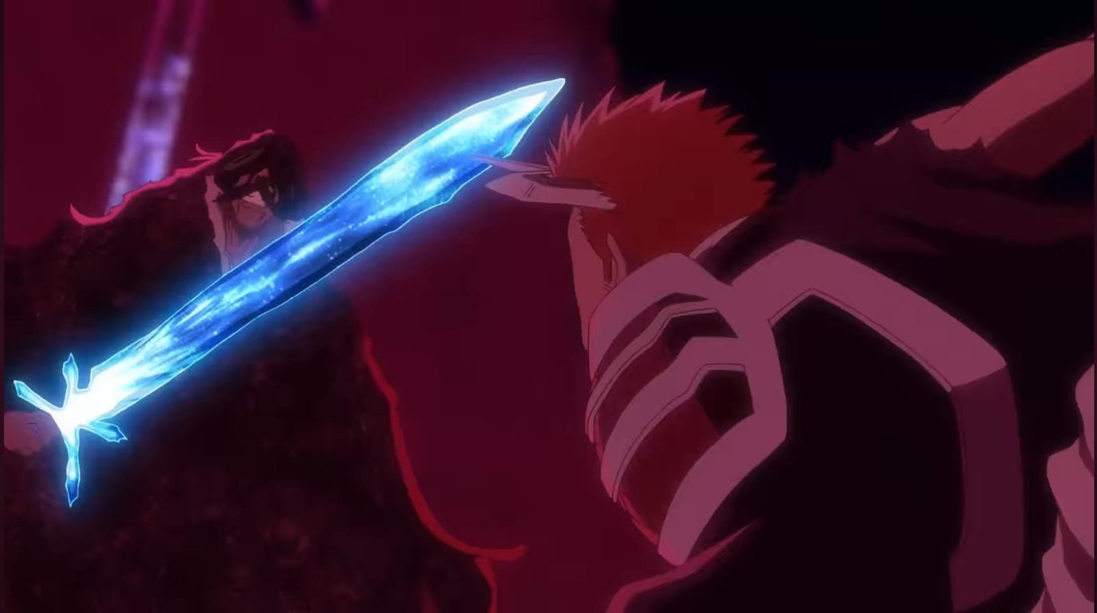 Ichigo Kurosaki enfrentando um inimigo com uma espada azul brilhante em Bleach