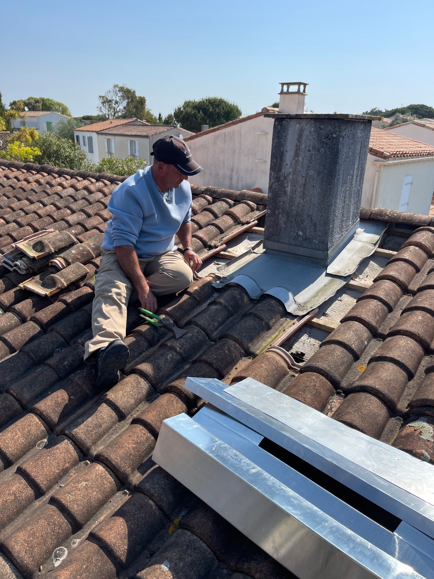 Façonnage d’un entourage de cheminée sur mesure en zinc — Saint-Martin-de-Ré — photo 1