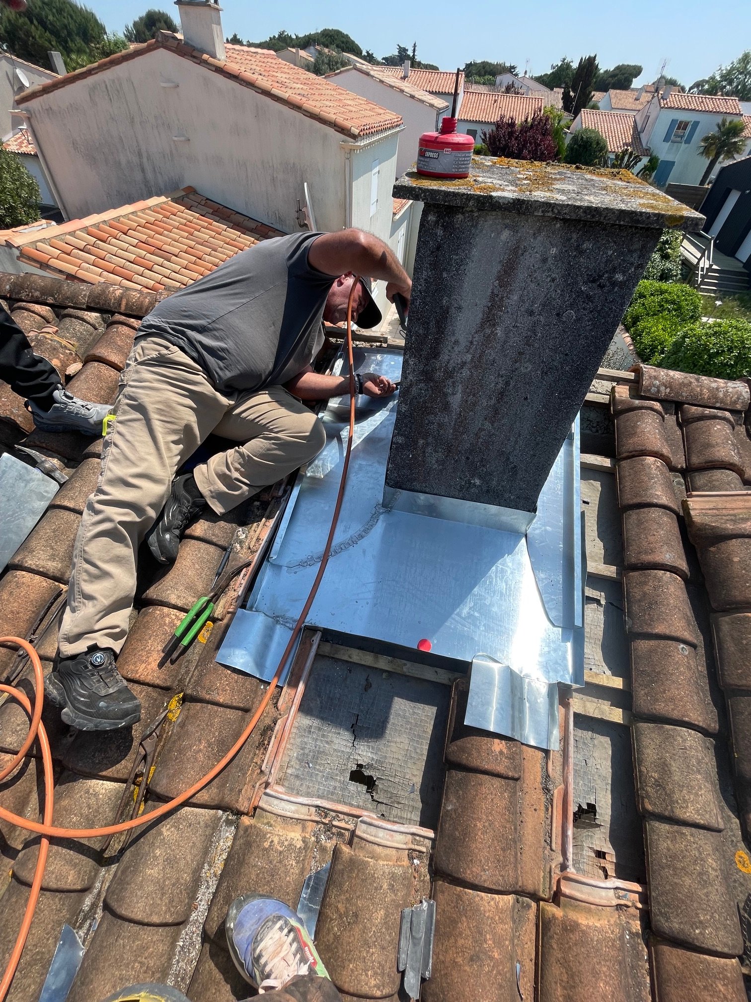 Façonnage d’un entourage de cheminée sur mesure en zinc — Saint-Martin-de-Ré — photo 3