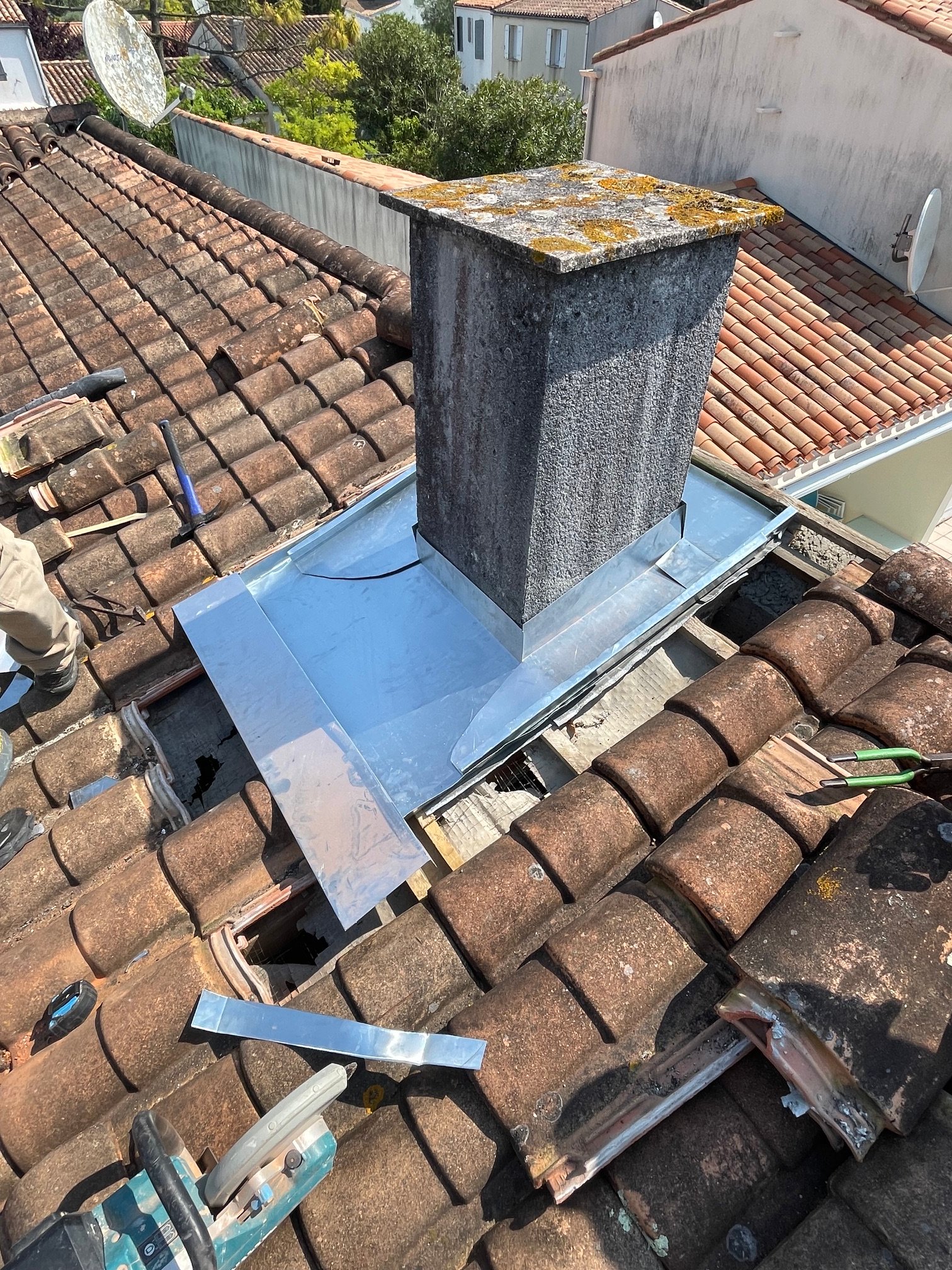 Façonnage d’un entourage de cheminée sur mesure en zinc — Saint-Martin-de-Ré — photo 2