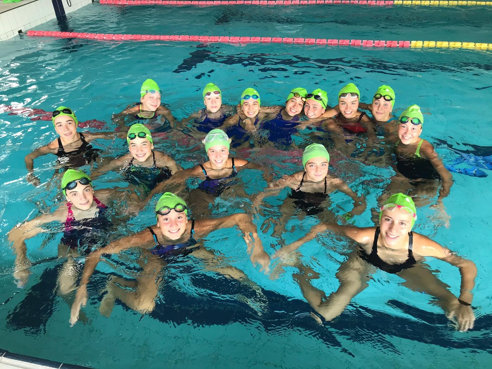 Gruppo di nuotatori in piscina