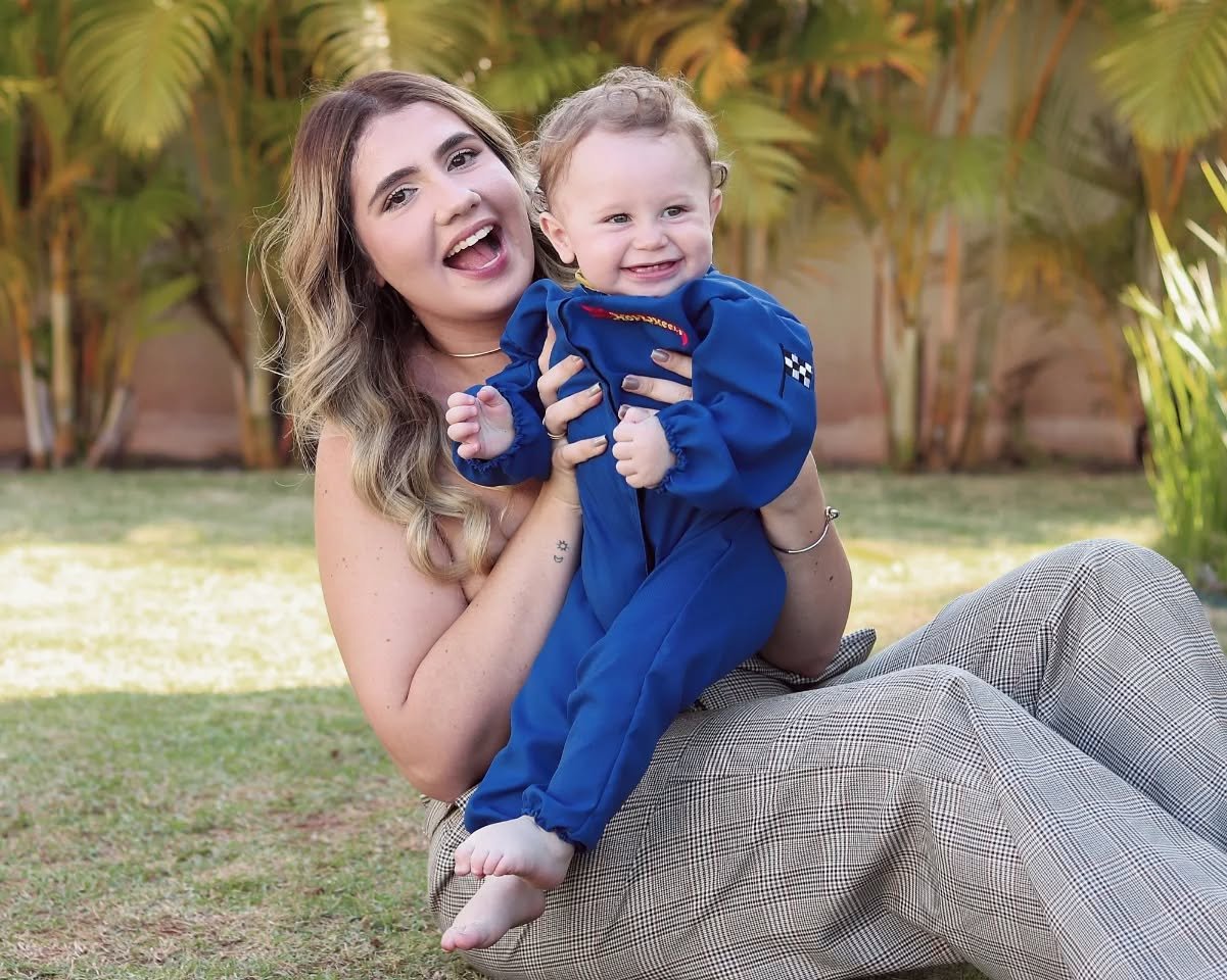 Mãe com bebê em ambiente natural