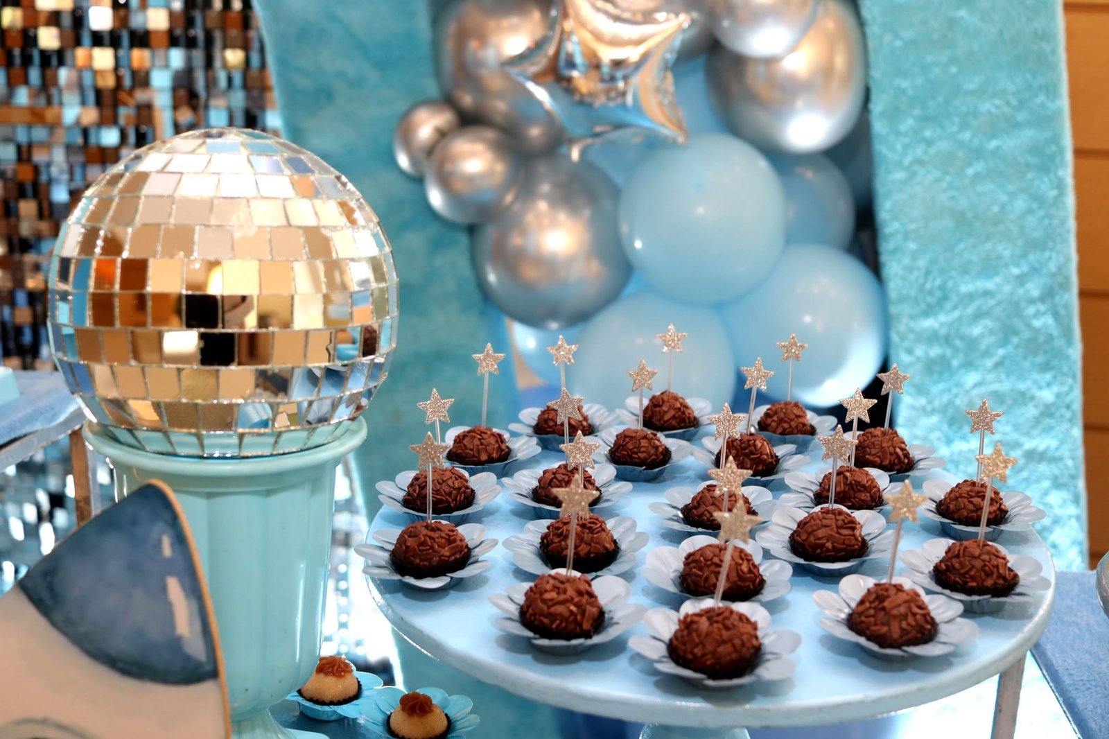 Decoração de festa com bolo e bola de espelho