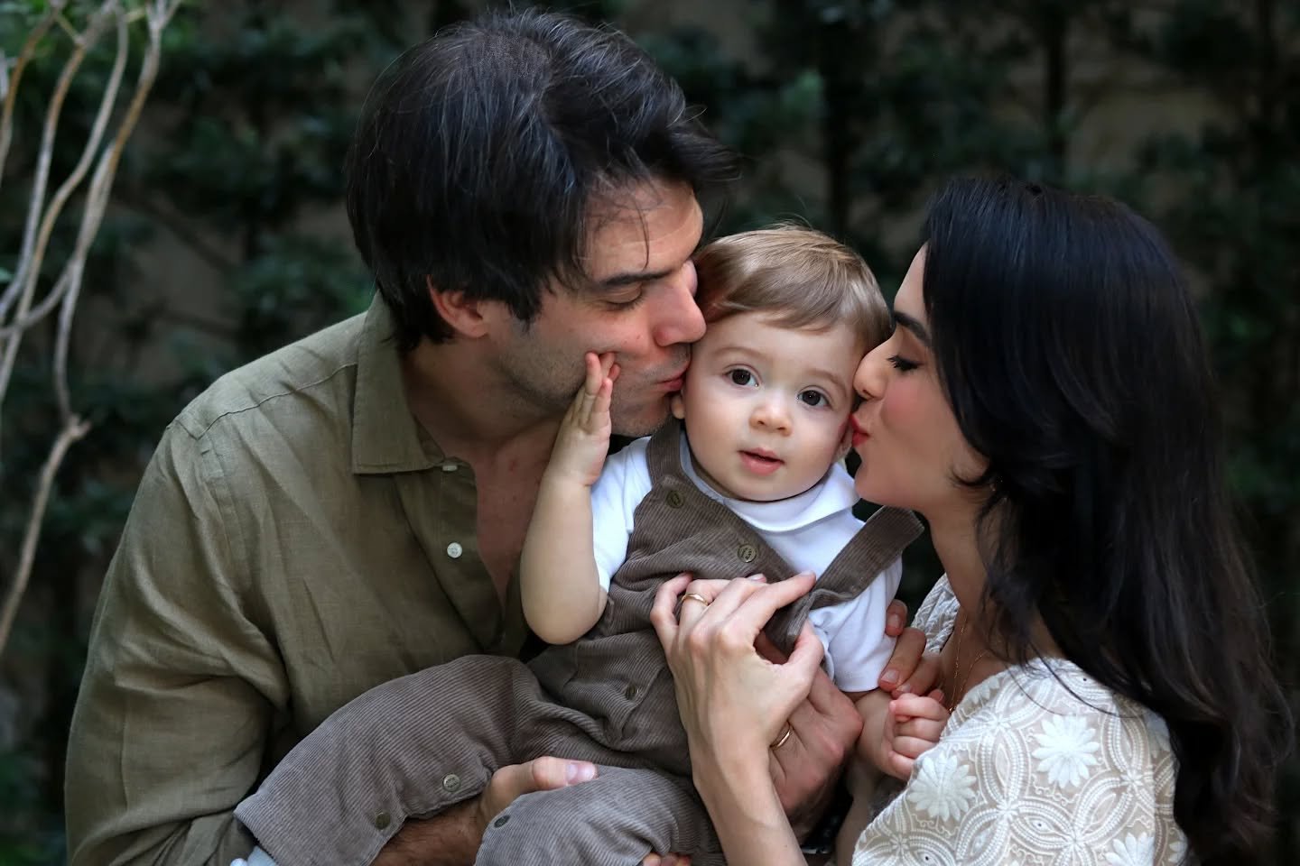 Família com bebê em ambiente natural com plantas