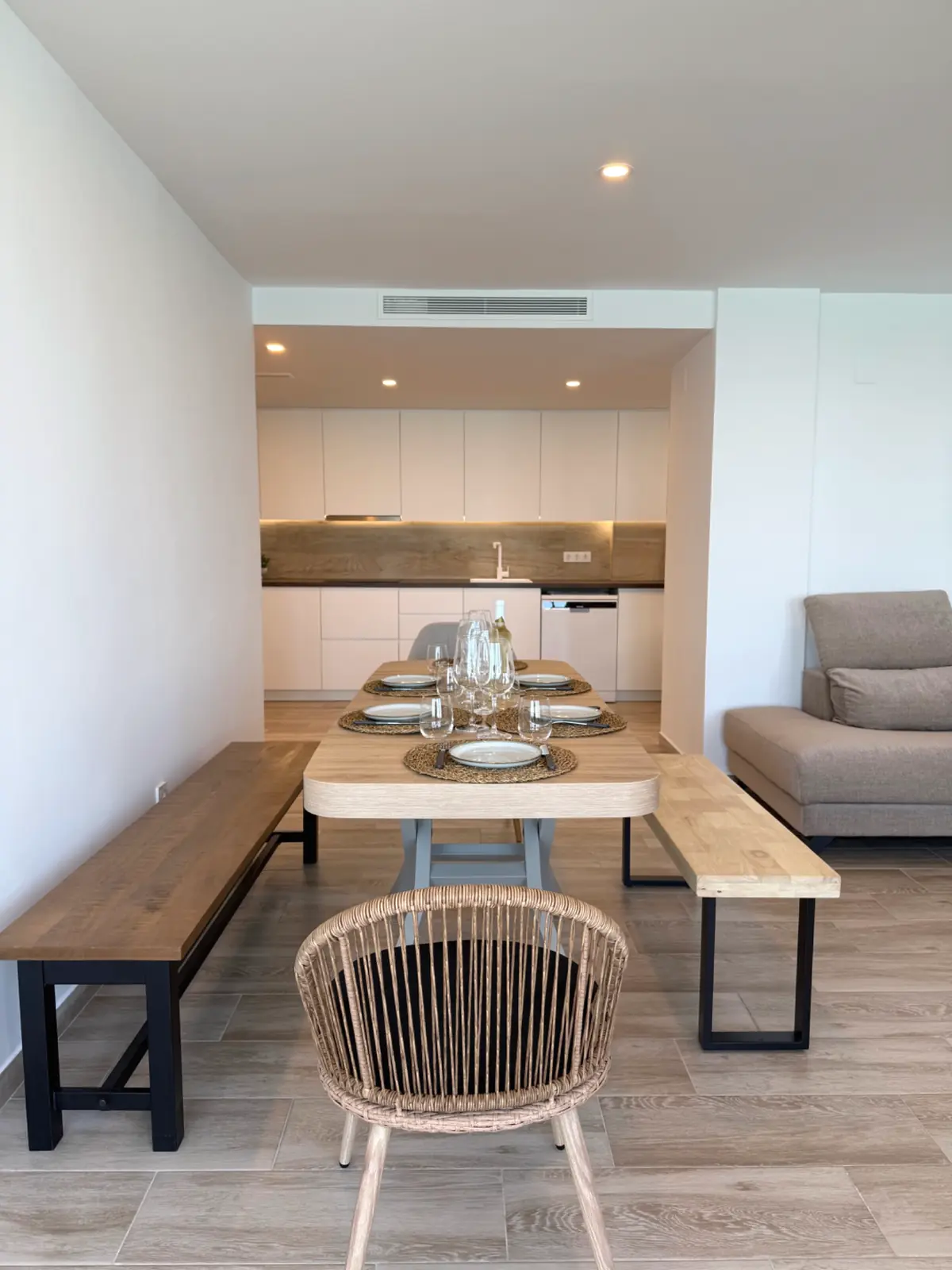 Open-plan dining area and fully equipped kitchen in a Torrevieja apartment
