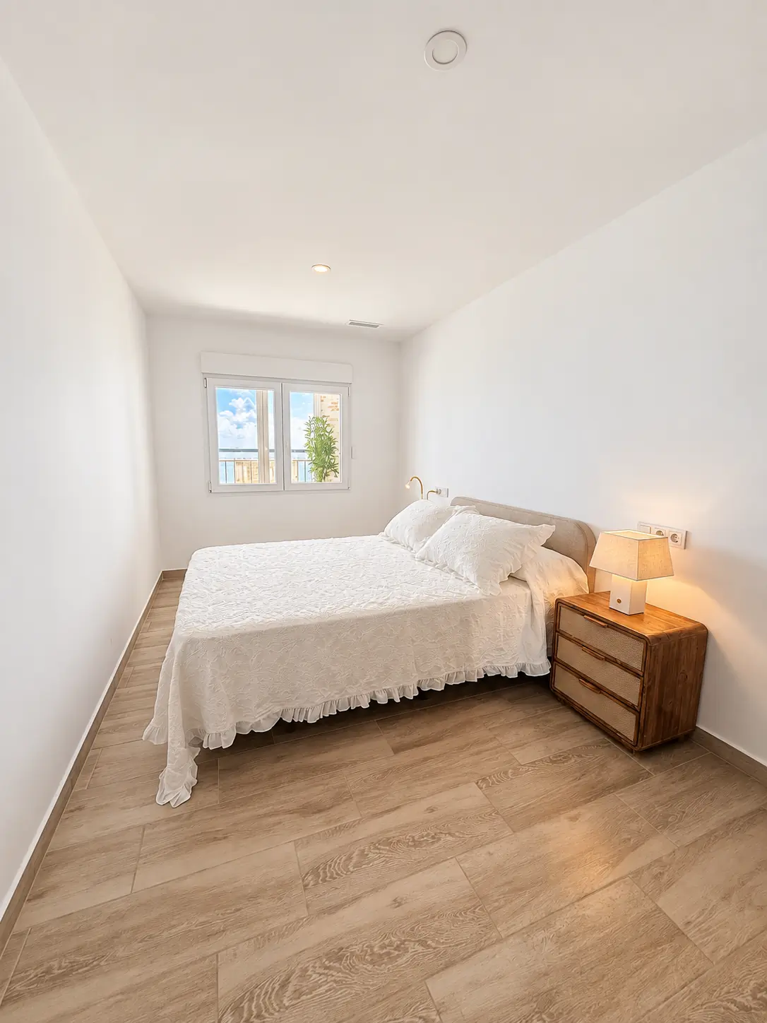 Renovated main bedroom with double bed in a three-bedroom Torrevieja apartment