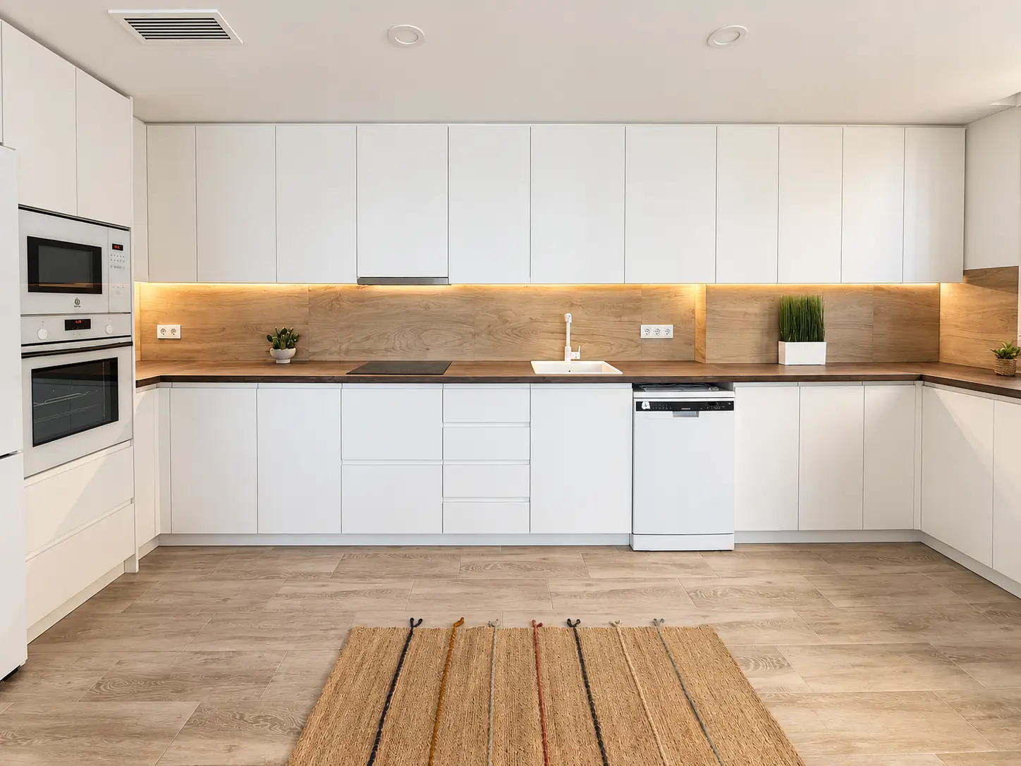 Renovated kitchen in a three-bedroom Torrevieja apartment