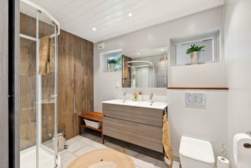 Modern bathroom with wood shower wall