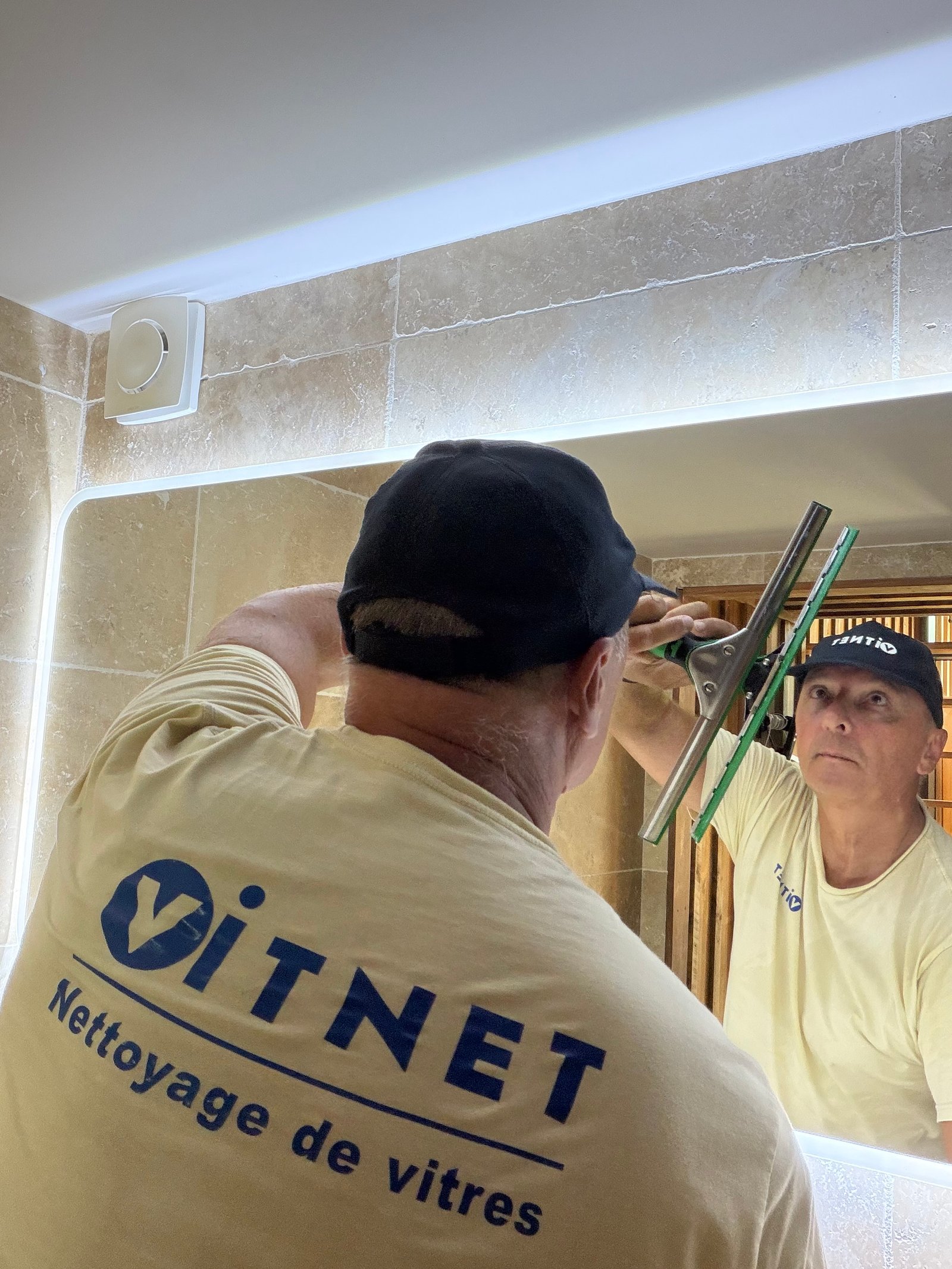 Nettoyage d'un miroir dans un logement Airbnb à Montalivet par VITNET