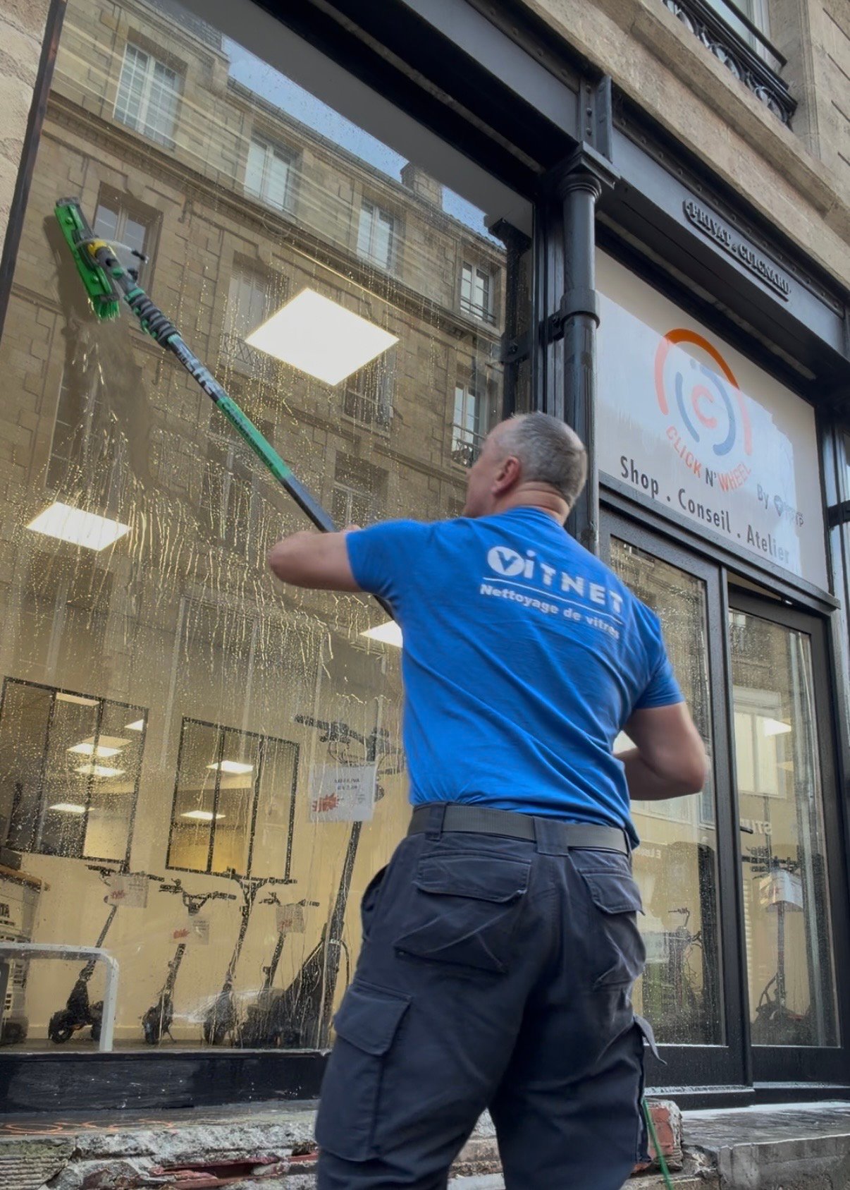 Nettoyage professionnel de vitres sans traces avec raclette à Bordeaux