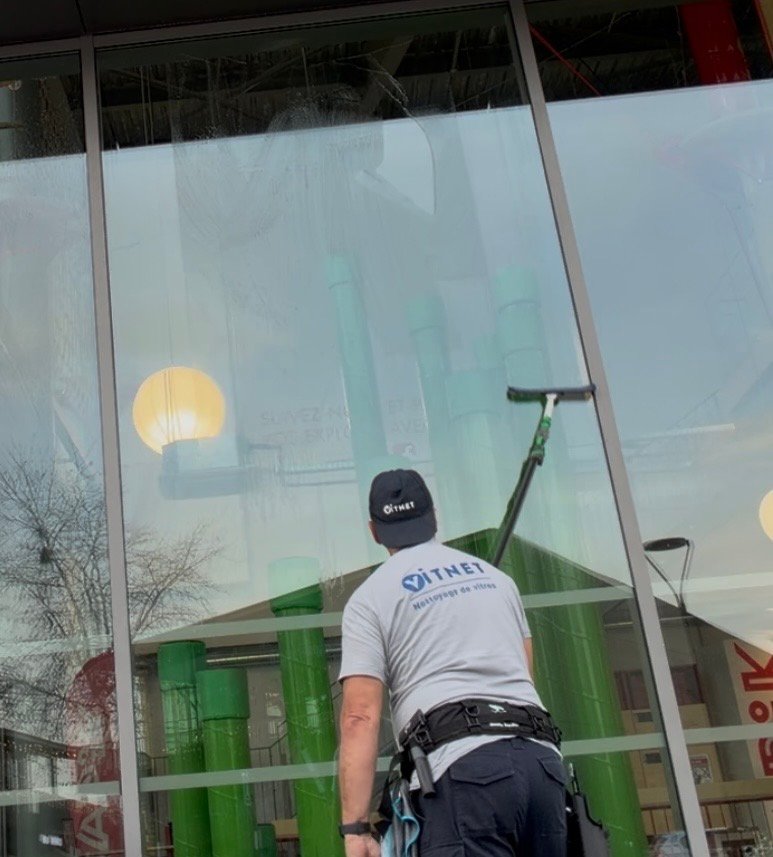 Équipe VITNET nettoyant les vitres d'un bâtiment commercial