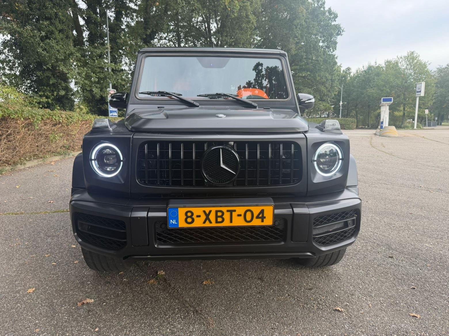 Matte zwarte Mercedes G63 AMG met oranje lederen interieur