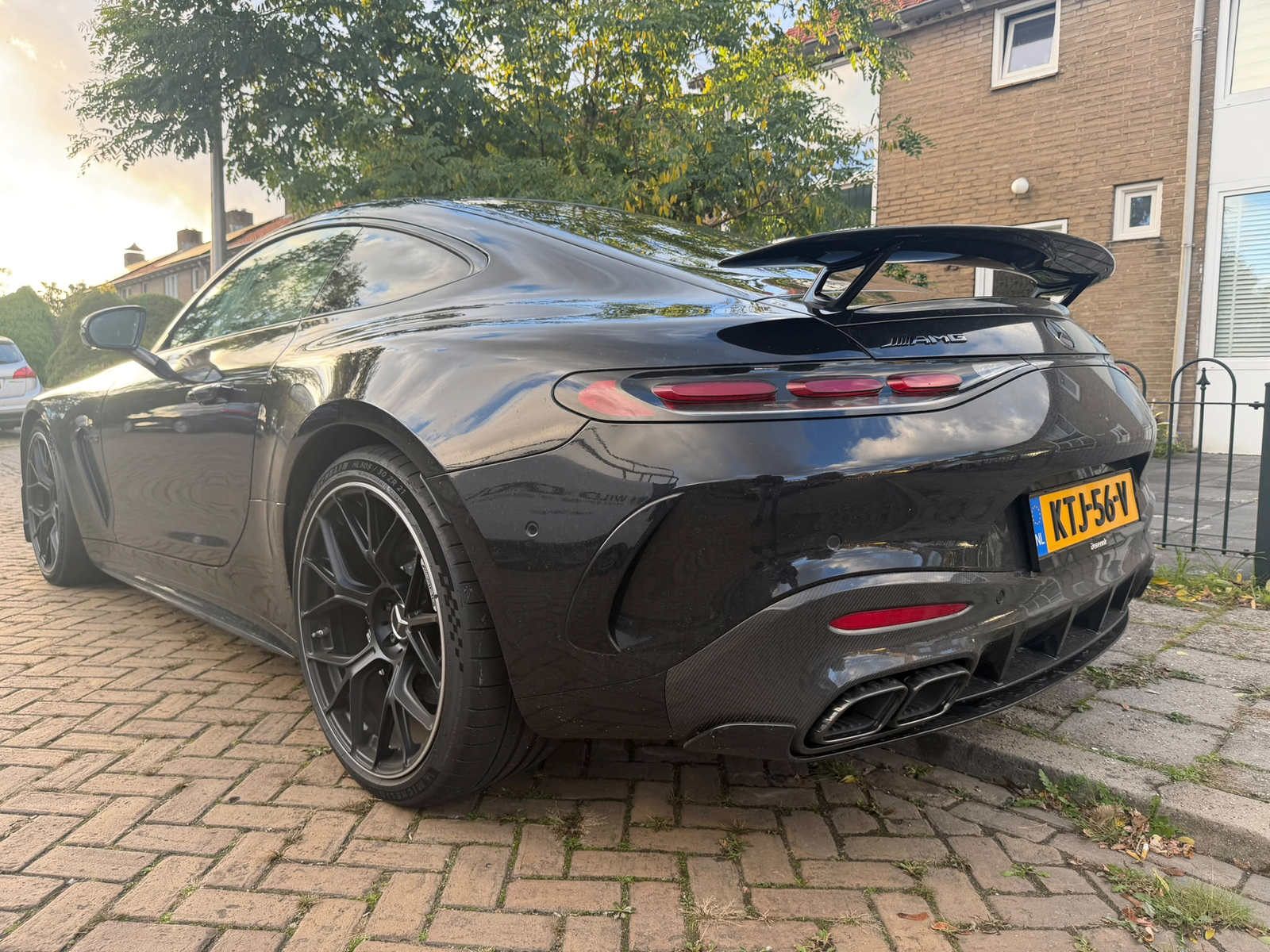 Zwarte Mercedes-AMG GT 63 S met carbon achterspoiler, vooraanzicht, achteraanzicht en interieur — thumbnail 3