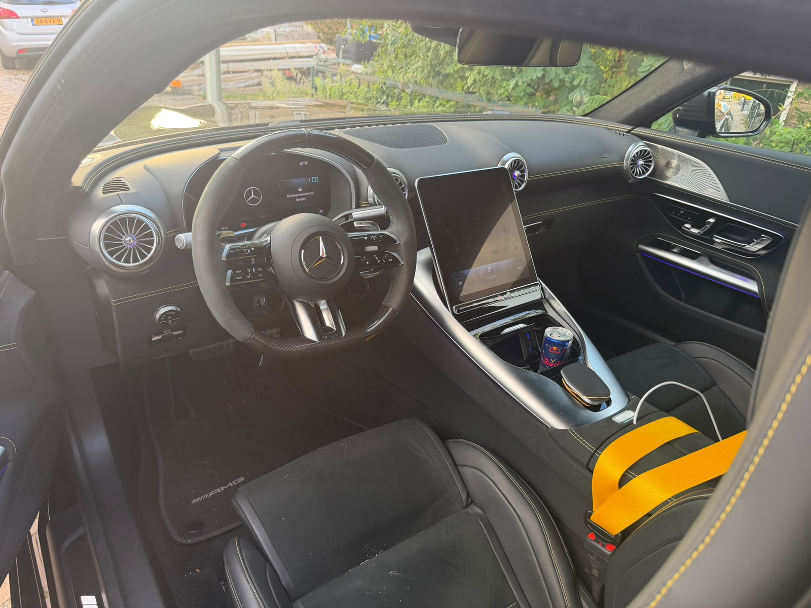 Zwarte Mercedes-AMG GT 63 S met carbon achterspoiler, vooraanzicht, achteraanzicht en interieur — thumbnail 5