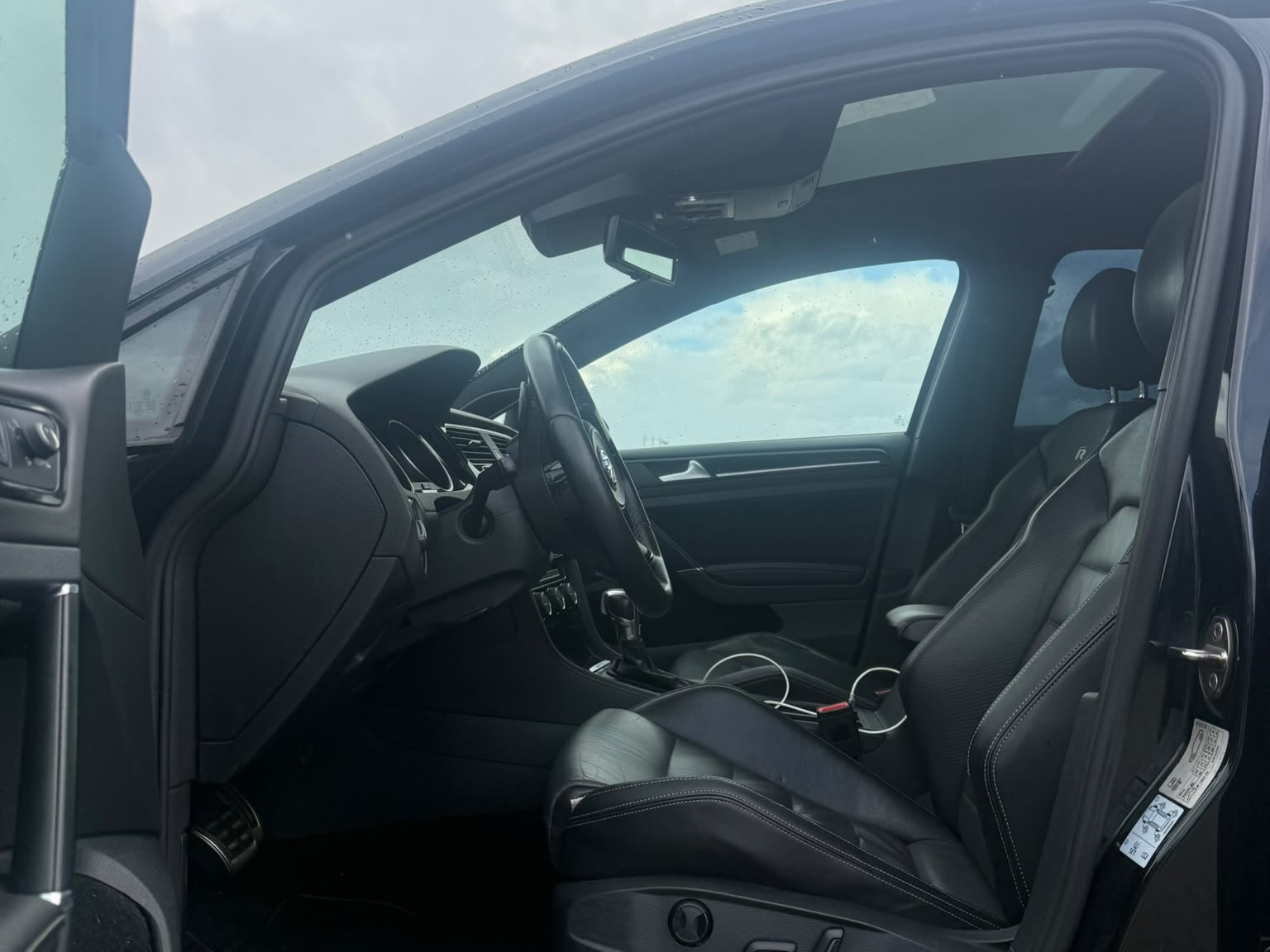 Volkswagen Golf 7 R — beschikbaar bij No Limit Verhuur — thumbnail 5