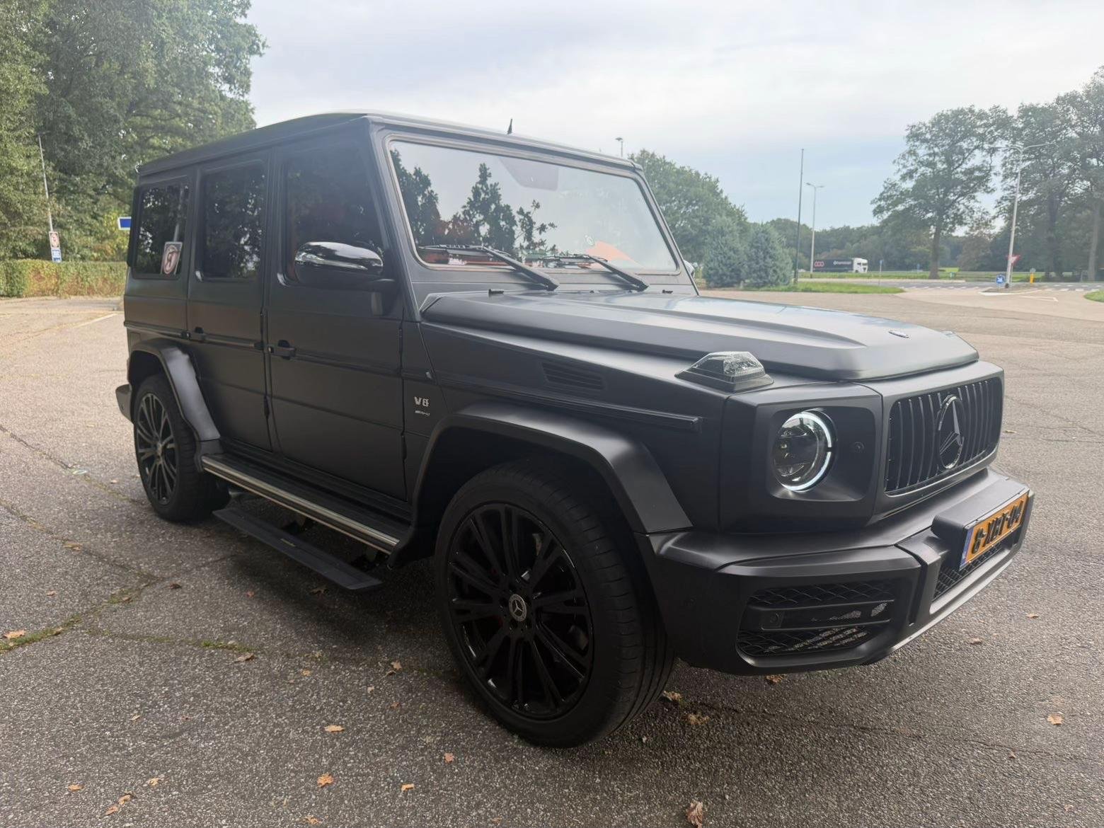 Matte zwarte Mercedes G63 AMG met oranje lederen interieur — thumbnail 3