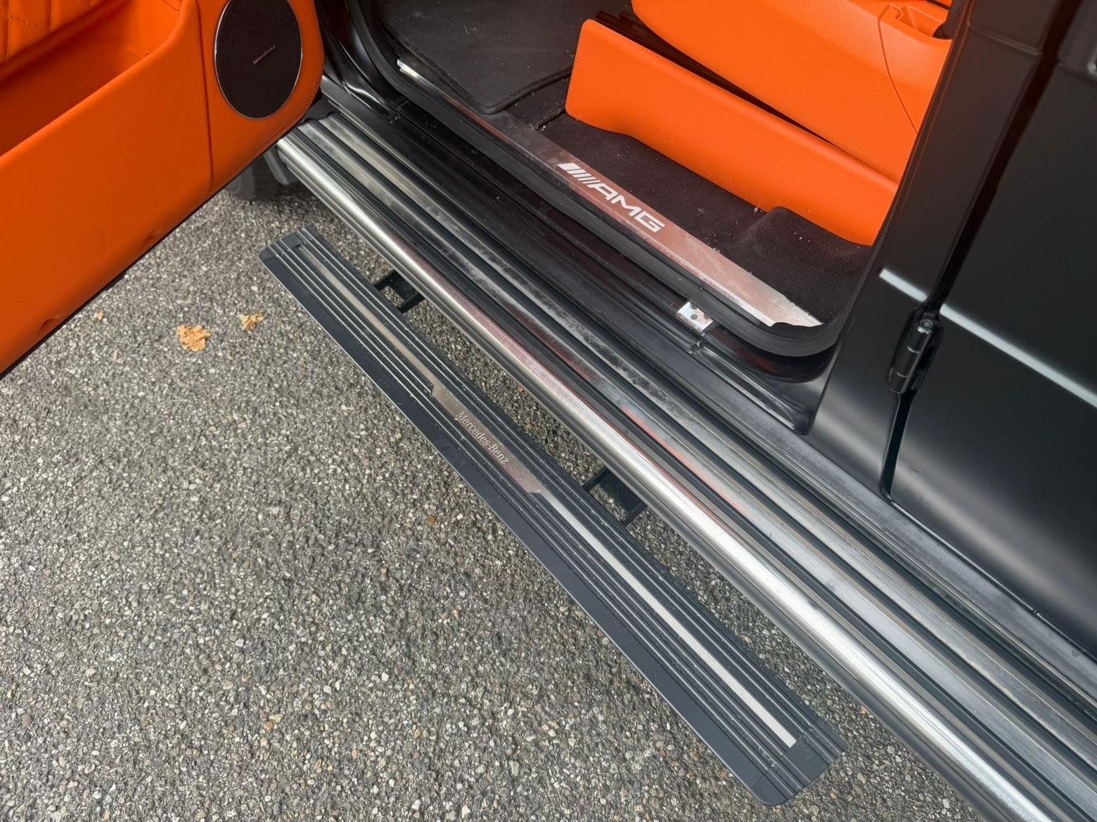 Matte zwarte Mercedes G63 AMG met oranje lederen interieur — thumbnail 6