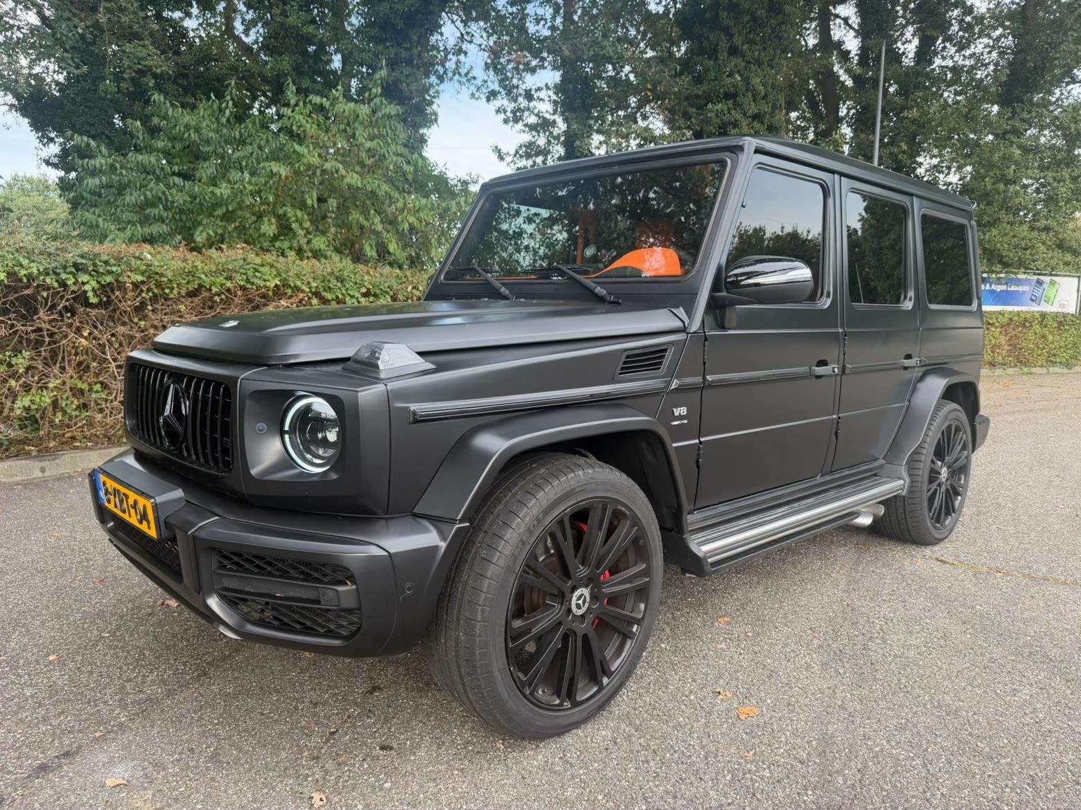 Matte zwarte Mercedes G63 AMG met oranje lederen interieur — thumbnail 2