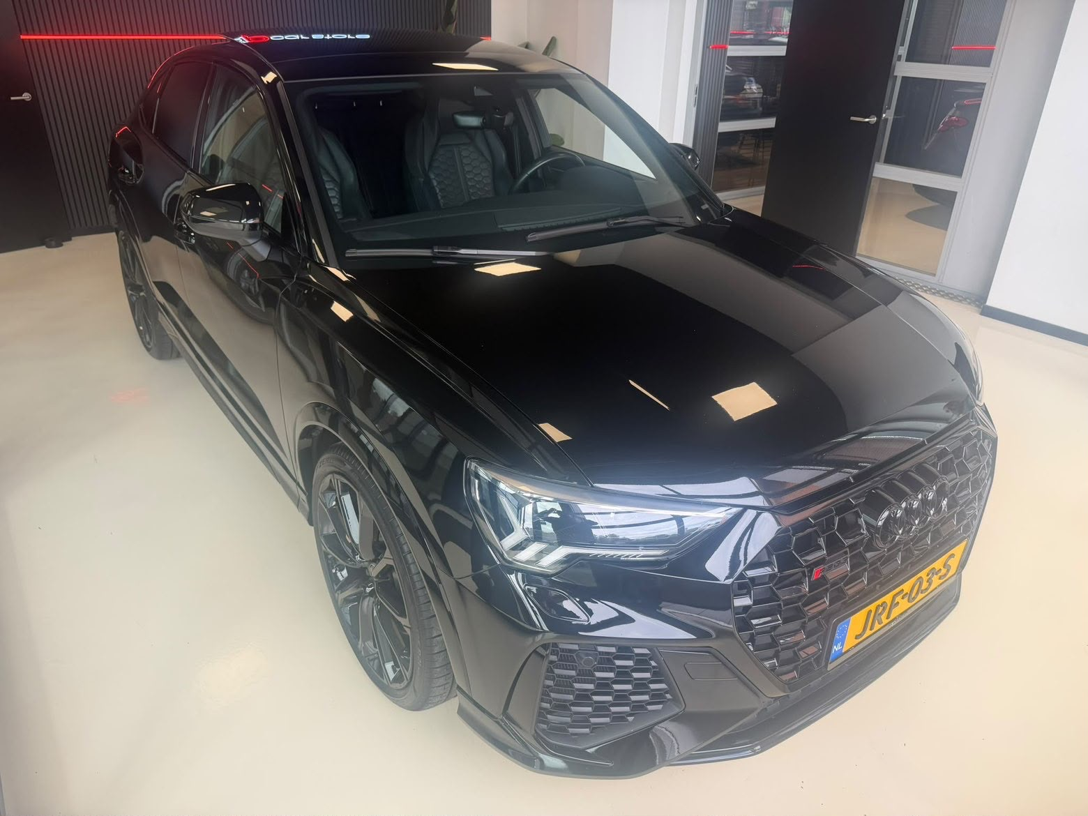 Zwarte Audi RS Q3 — beschikbaar bij No Limit Verhuur — thumbnail 2
