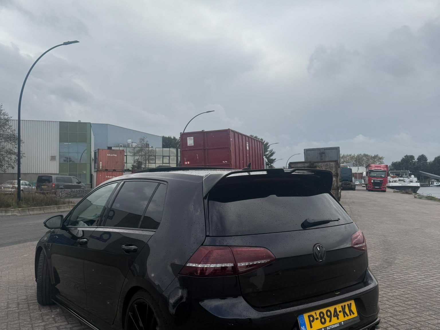 Volkswagen Golf 7 R — beschikbaar bij No Limit Verhuur — thumbnail 3