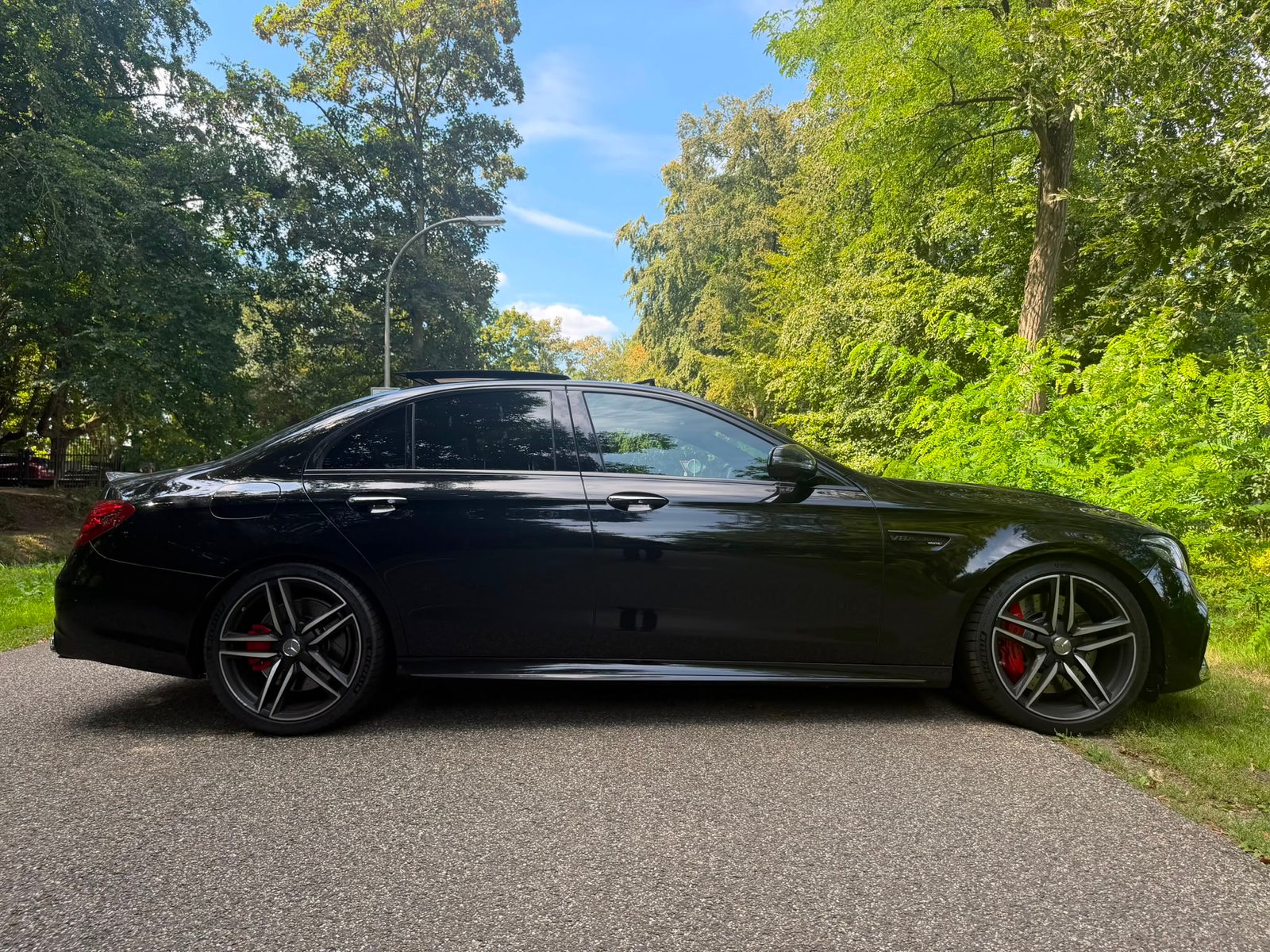 Mercedes E63S exterieur en luxe interieur — thumbnail 3
