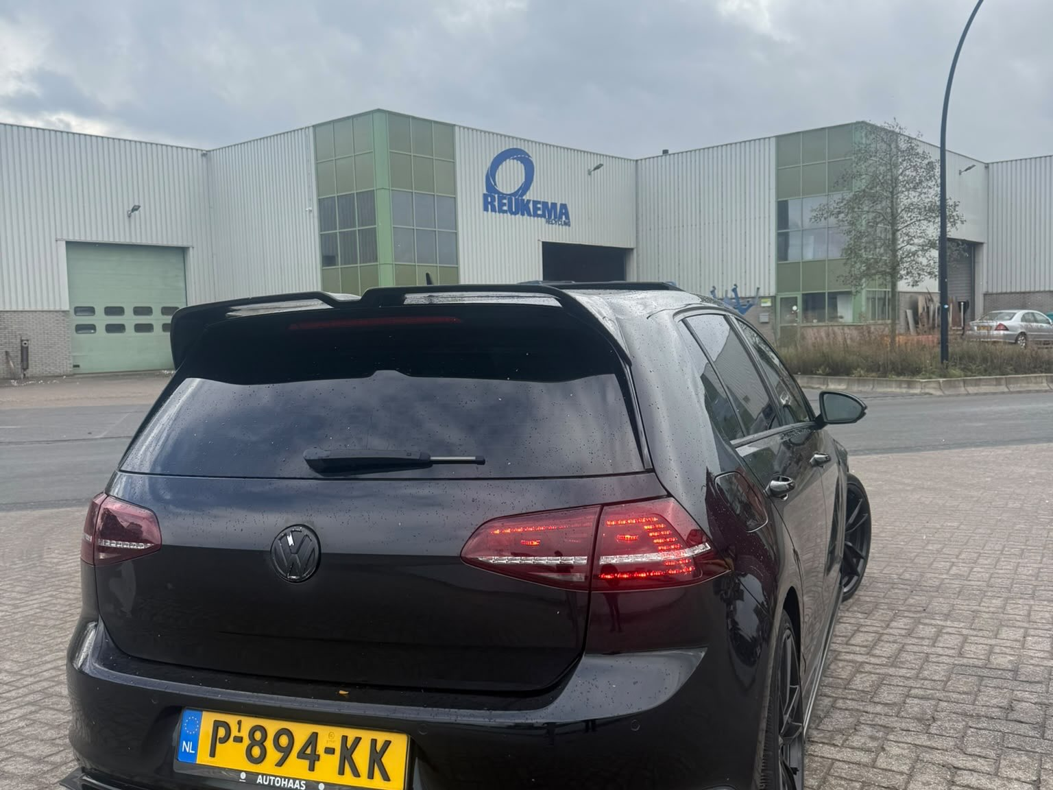 Volkswagen Golf 7 R — beschikbaar bij No Limit Verhuur — thumbnail 2
