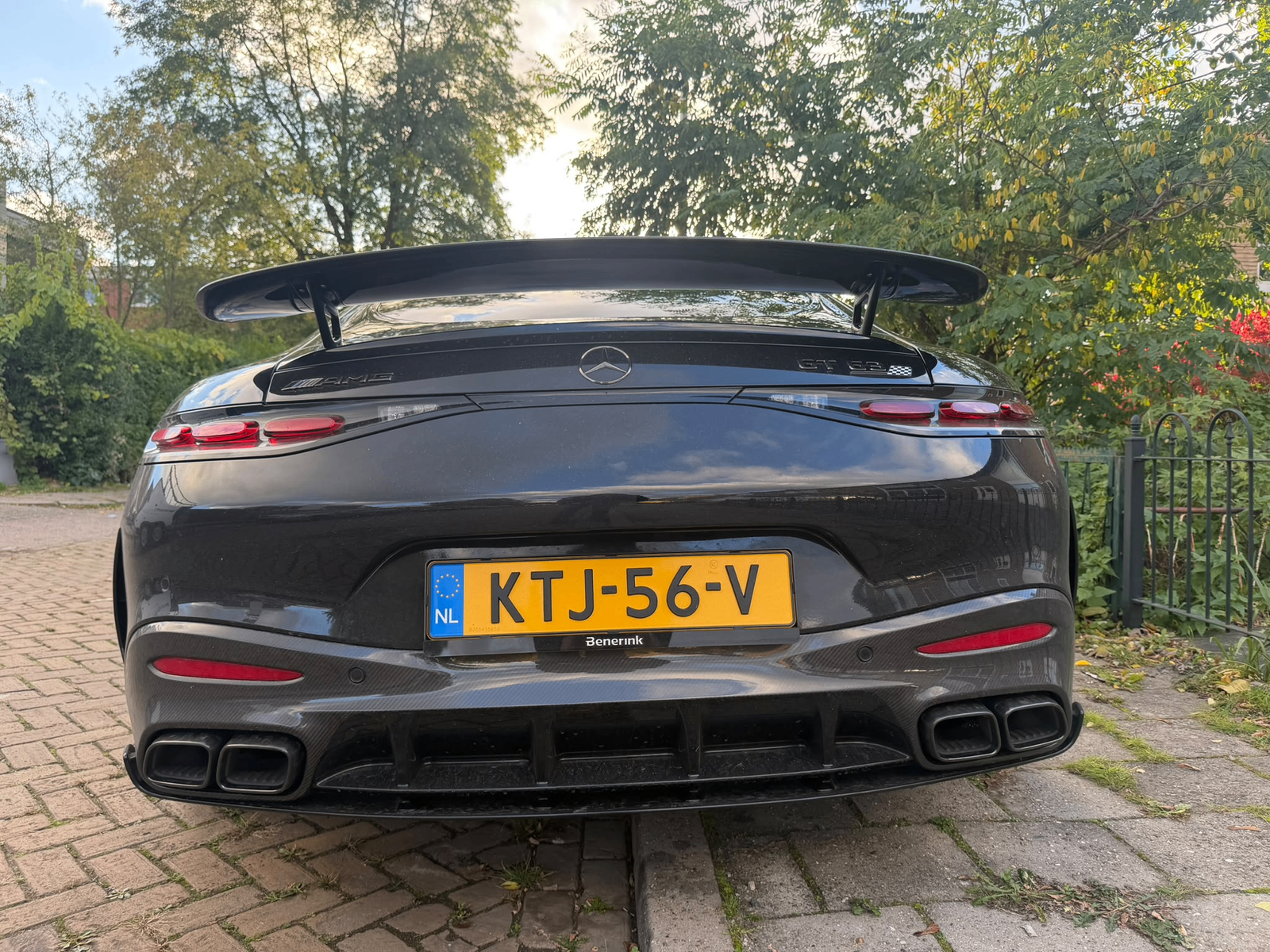 Zwarte Mercedes-AMG GT 63 S met carbon achterspoiler, vooraanzicht, achteraanzicht en interieur — thumbnail 2