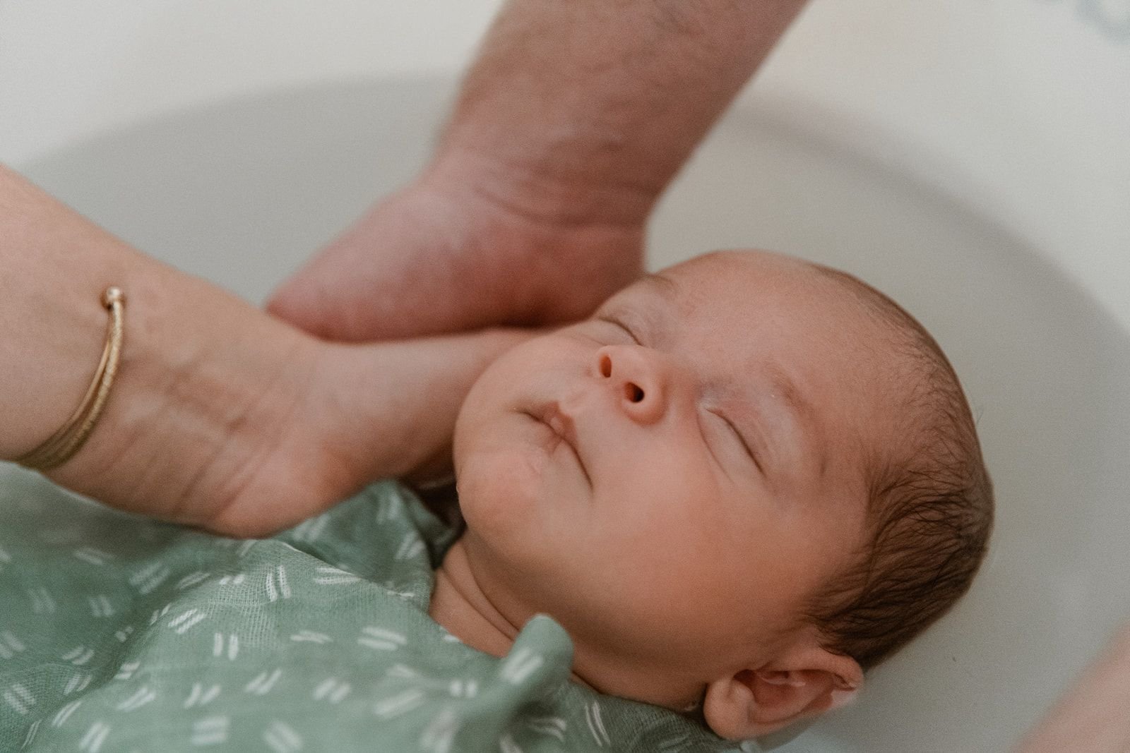 Mère et bébé dans un moment de tendresse profonde symbolisant la maternité