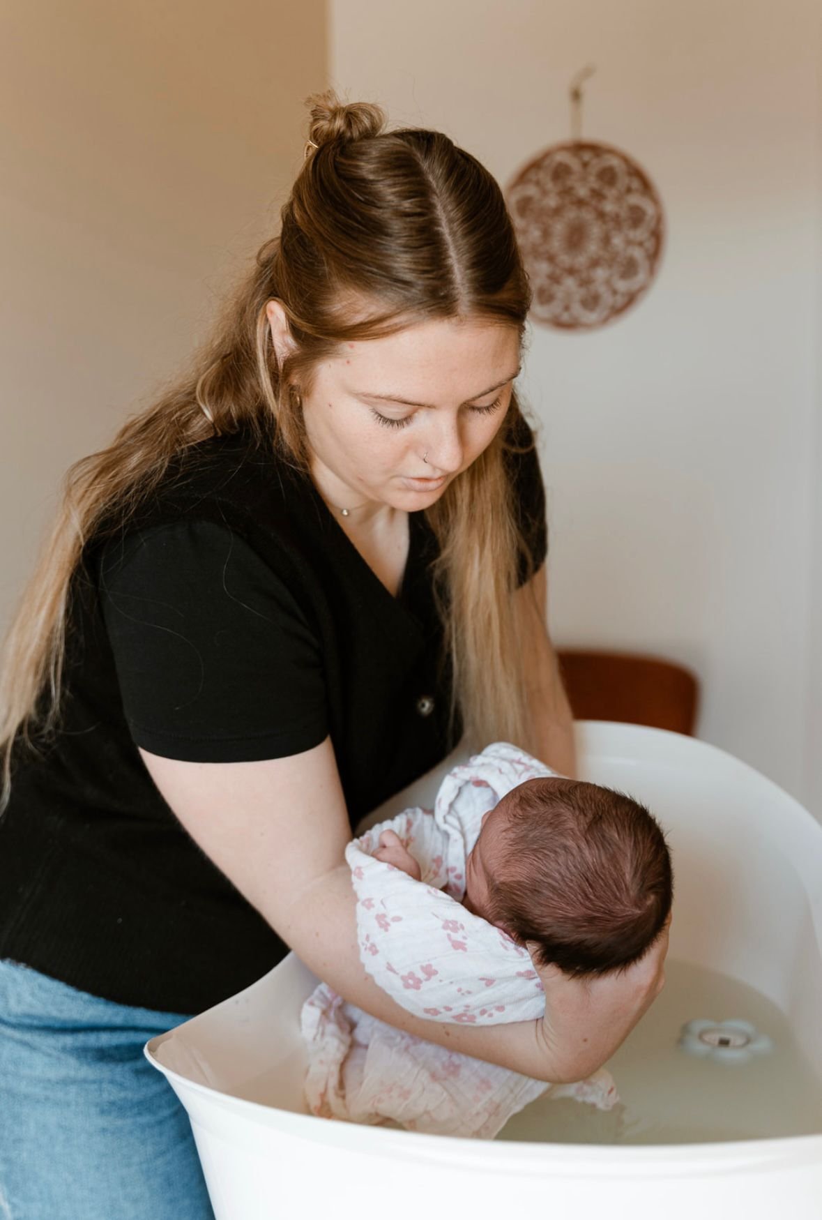 Portrait de Manon, fondatrice du Cocon d'Anna, donnant un soin à un bébé