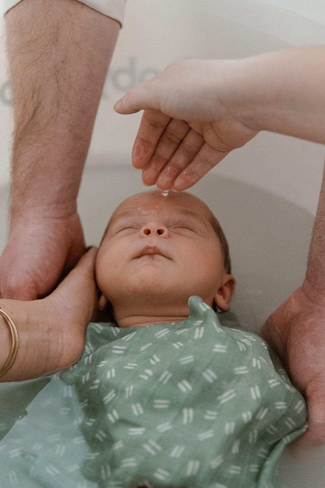 Détail poétique des pieds d'un nouveau-né dans les mains de sa mère