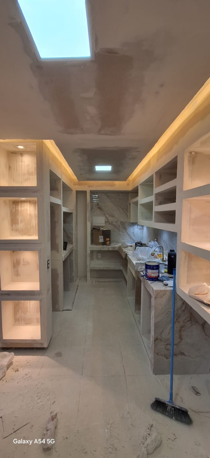Divisória em drywall com nichos e acabamento liso