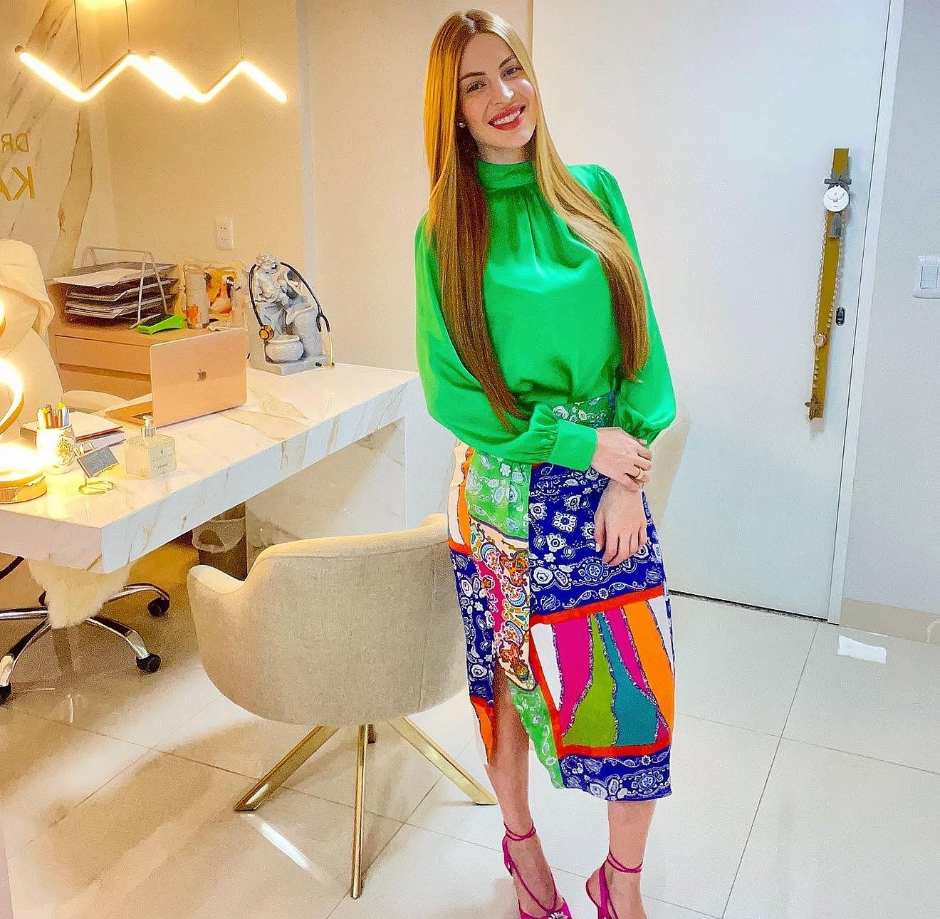 Dra. Karoline em seu consultório