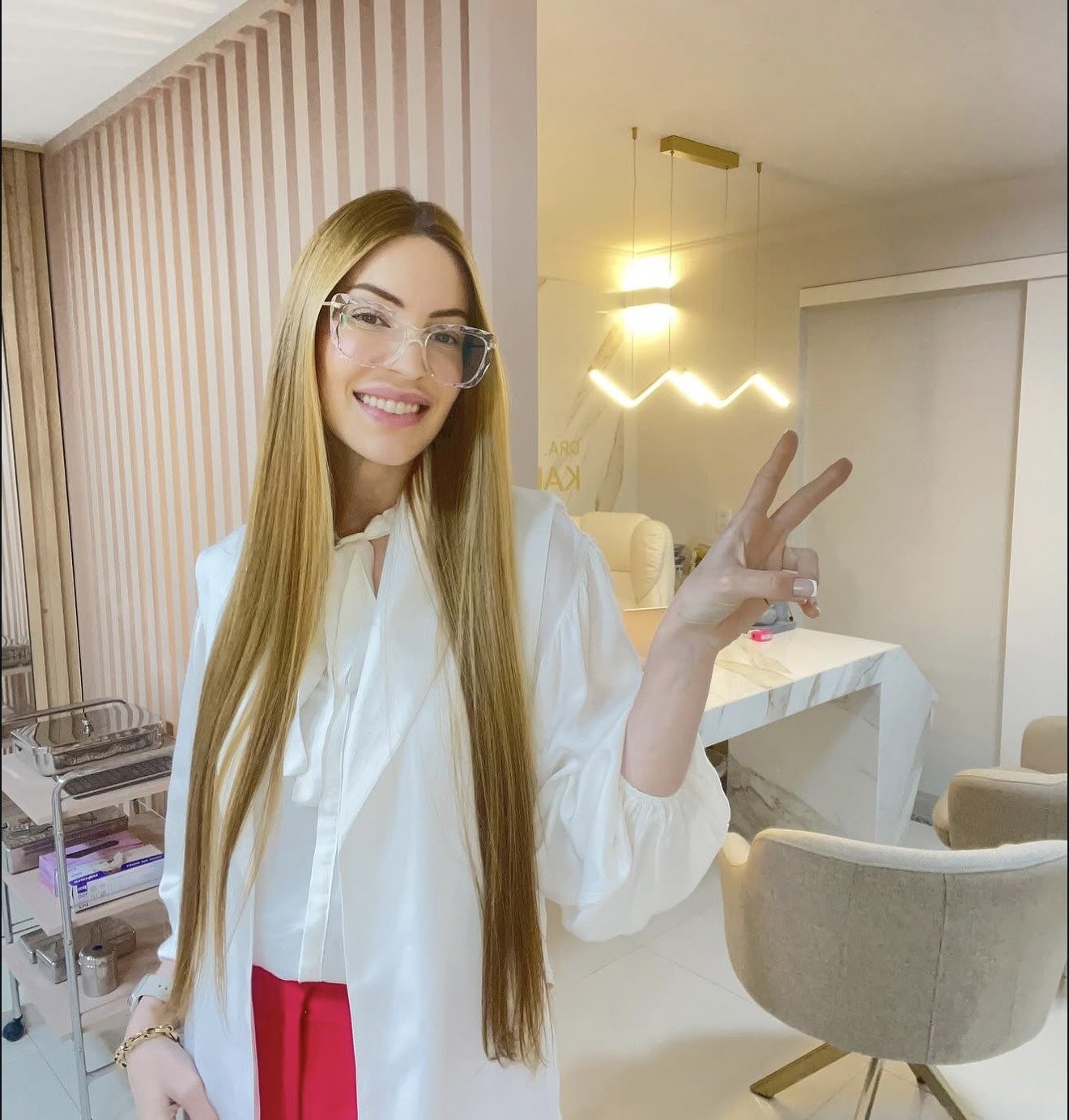 Dra. Karoline sorrindo de óculos