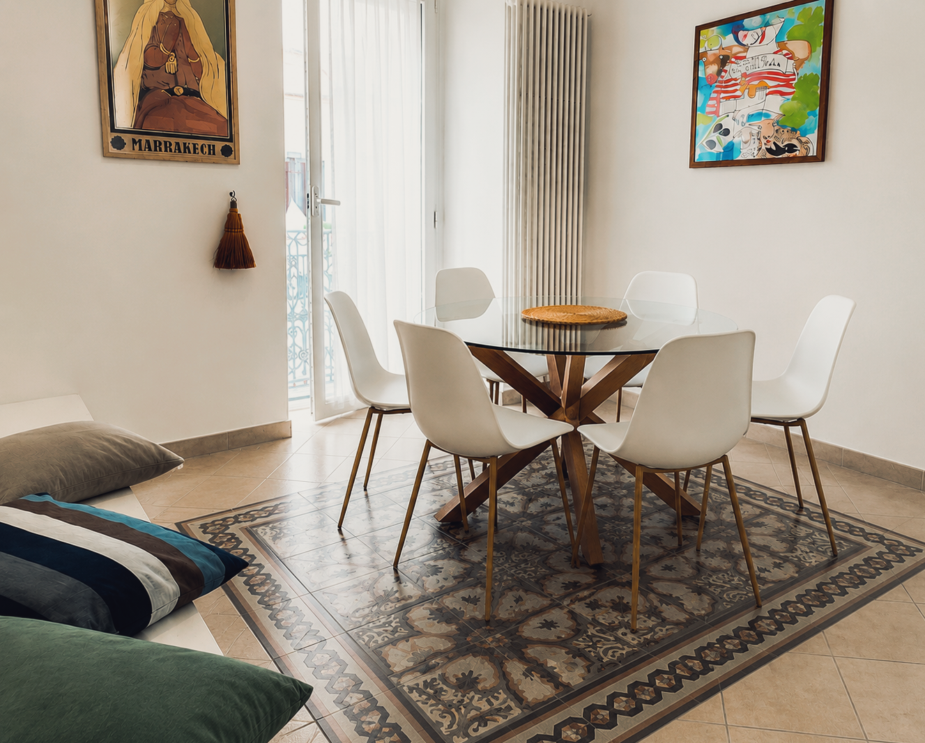 The living room of Lydiansuite with a glass table and Smart TV