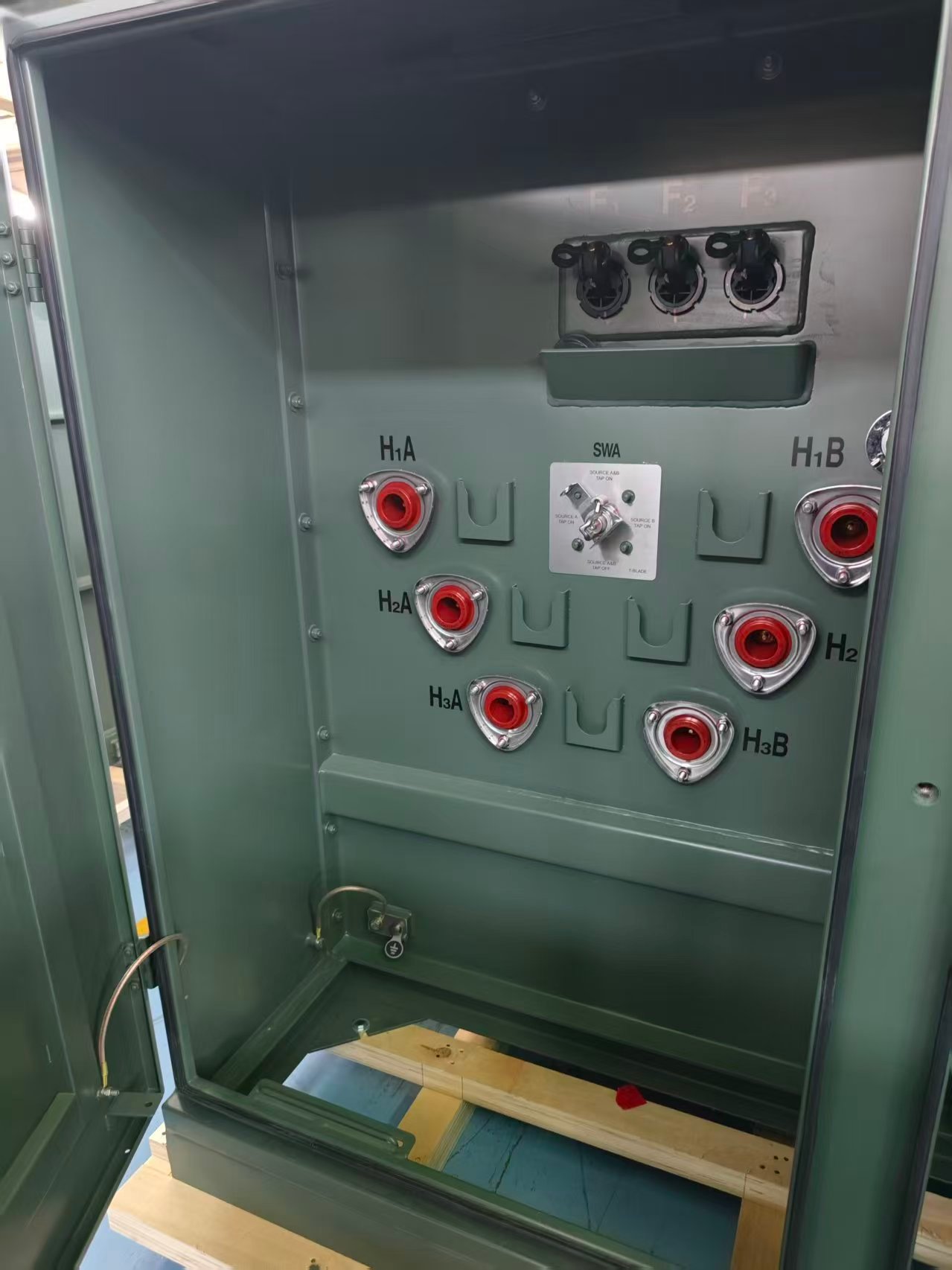 Low-Voltage Compartment Review for Operating Cost and Maintenance Pad mounted transformer low voltage compartment for operating cost and maintenance review
